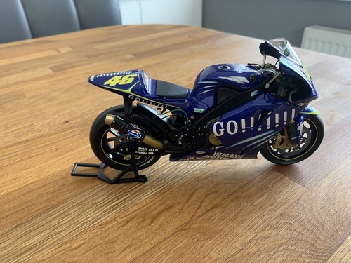 Minichamps 1/12 Scale Diecast 122 043046 Yamaha YZR-M1 Moto GP 2004 Rossi GO!!!! - Picture 3 of 9