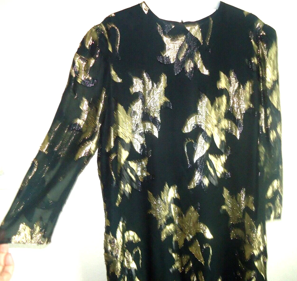TÚNICA ELEGANTE VINTAGE PATRA DORADA METÁLICA FLORAL SOBRE NEGRA Y FALDA SATINADA Foto 2 de 4