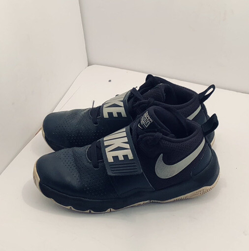 Nike Team Hustle D8 Sneakers Shoes Size 5 Youth Black White Nike Team Hustle D8 Sneakers Shoes Size 5 Youth Black White
