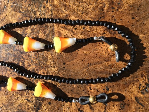 HALLOWEEN CANDY CORN MIT SCHWARZER KRISTALL BRILLENKETTE-MASKE-LESER-SONNENBRILLE - Bild 5 von 8