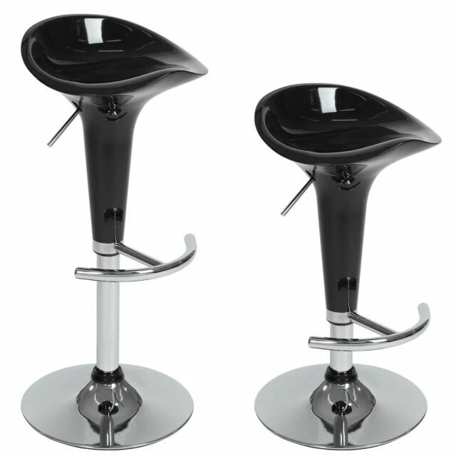 Bancos y taburetes negros para el comedor