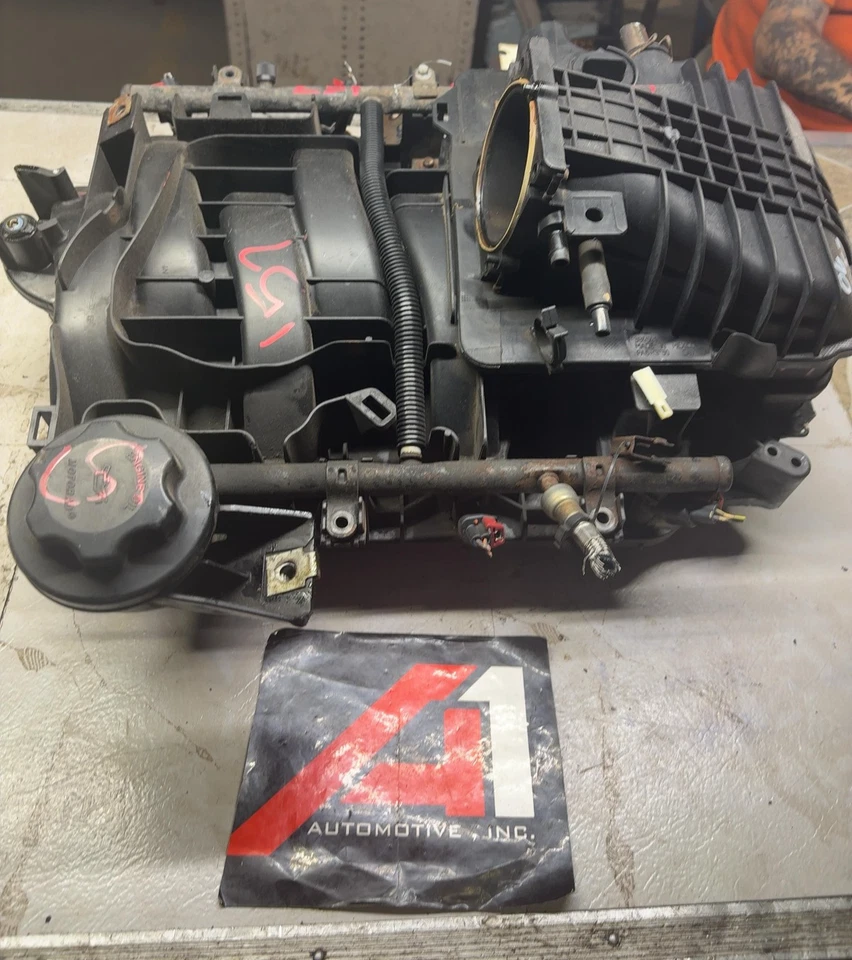 06-08 DODGE RAM 1500 2500 06-08 DURANGO 5.7L Engine Intake Manifold & Fuel Rails - Image 3 of 4