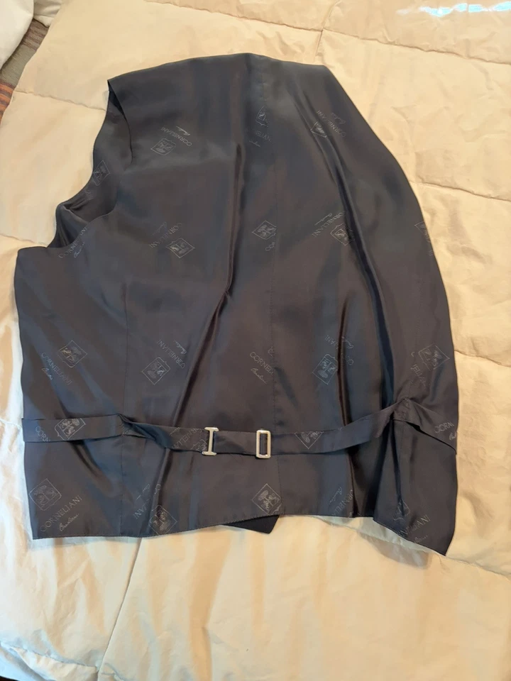 Esmoquin Corneliani gris oscuro tres piezas lana-seda pico solapa 40R (UE 50) traje Foto 2 de 4