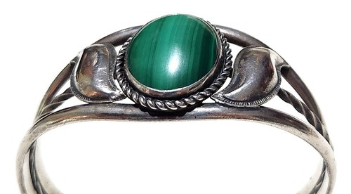 Brazalete floral navajo de plata de ley con cabujón grande de malaquita M. Fowler - Imagen 6 de 20
