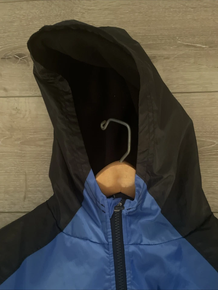 CHAQUETA GRANDE UNDER ARMOUR NIÑOS YLG JUVENTUD SUDADERA CON CAPUCHA CREMALLERA FORRADA POLAR AZUL/NEGRO Foto 2 de 4