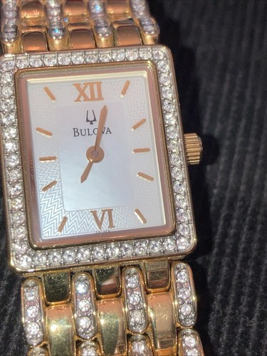 "Reloj Bulova 98L151 para damas tono dorado y cristal 7"" funcionando limpio prácticamente sin usar" - Imagen 3 de 7