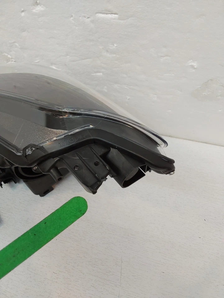 Faro halógeno/LED 2015-2017 Toyota Yaris RH conjunto OEM Foto 3 de 4