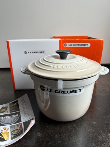 Olla de arroz diario Le Creuset 20 cm 2,8 L / 3 cuartos de galón esmalte merengue hierro fundido Francia nueva con etiquetas - Imagen 2 de 11