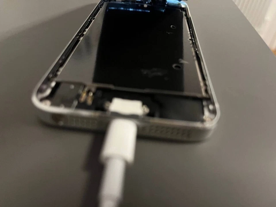 iPhone 5 sbloccato Argento 16 GB + batteria nuova sostituita DA SISTEMARE - Immagine 2 di 4