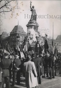 1939-Press-Photo-Paris-Workers-gather-at-the-statue-in-Place-de-la-Republique