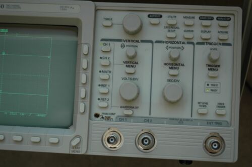 Osciloscopio digital Tektronix TDS 350 200Mhz calibrado solo enciende 643 veces - Imagen 2 de 14