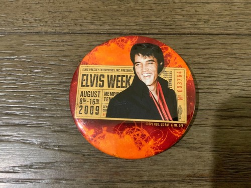 Collection of Thirteen Vintage Elvis Presley Pins Buttons - Picture 4 of 24