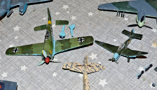 12 Vintage Airfix and Revell 1/72 WWII model aircraft lot. + 2 Unknown scale. - Picture 7 of 20