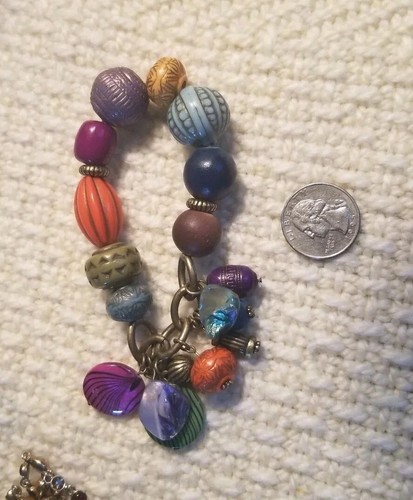 Pulsera Vintage Colorido Materiales Mezclados Diseñador? Dijes Estate sin firmar usados en excelente estado - Imagen 4 de 11