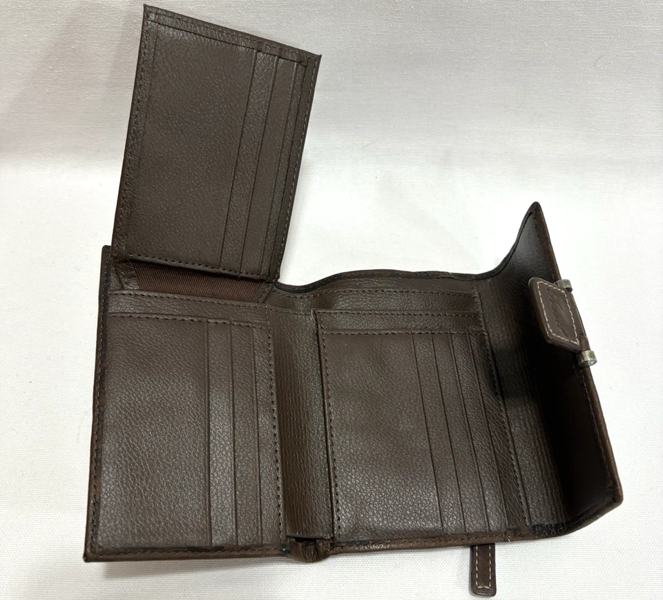 Cartera de cuero granulado marrón fósil cierre de lengüeta clásico organizador para mujer Foto 3 de 4