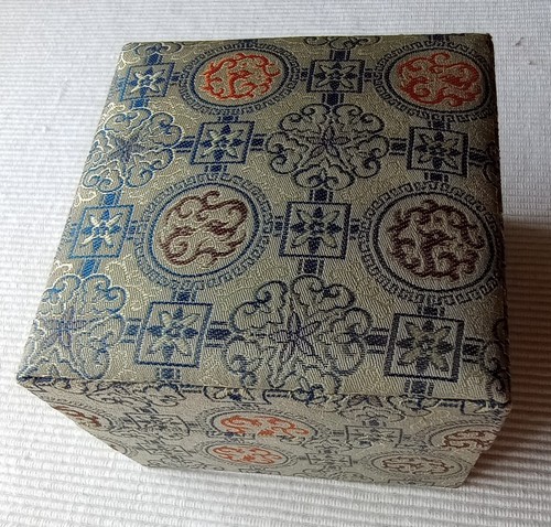 Seidenbox asiatisch geometrisch Blumen blau grau braun Klappdeckel blaues Futter 4"