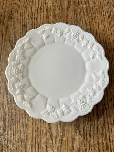 Westmoreland Milk Glass Grape Paneled Dinner Plate Excellent condition 10”