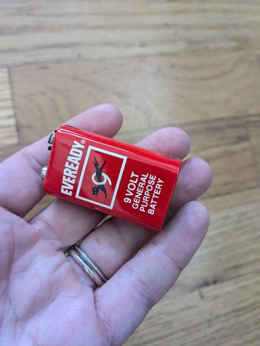 Vintage Eveready 9 Volt Battery Red w/ Cat CLASSIC design. See Pics Condition