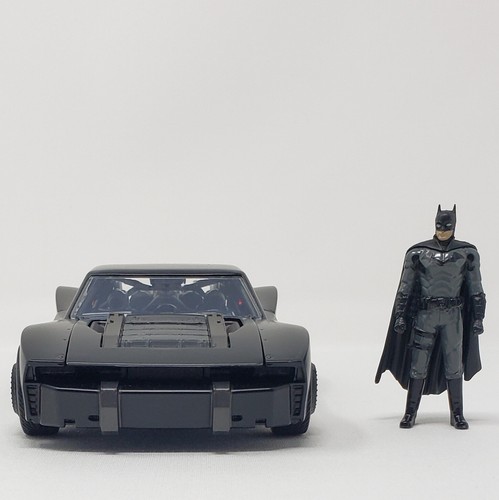Jada Toys Batmobile The Batman with Figure 1:24 Scale Hollywood Rides 2022 - Picture 5 of 12