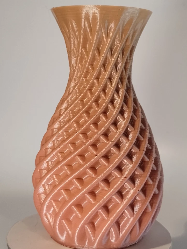 Jarrón pequeño multicolor impreso en 3D con patrón cruzado 5"H x 3,5"W x 3,5"L Foto 2 de 4