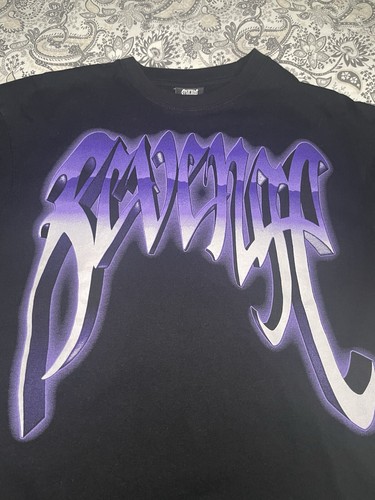 CAMISETA VENGANZA NEGRA MORADA PEQUEÑA - Imagen 5 de 12
