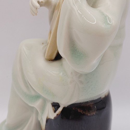 Figura de porcelana vintage Shiwan para mujer china tocando instrumento de pipa - Imagen 15 de 24