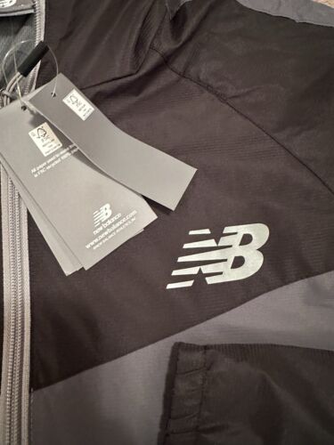 Chaqueta New Balance Resistente al Viento Forrada con Capucha Run Active Negra Gris Mediana - Imagen 2 de 6