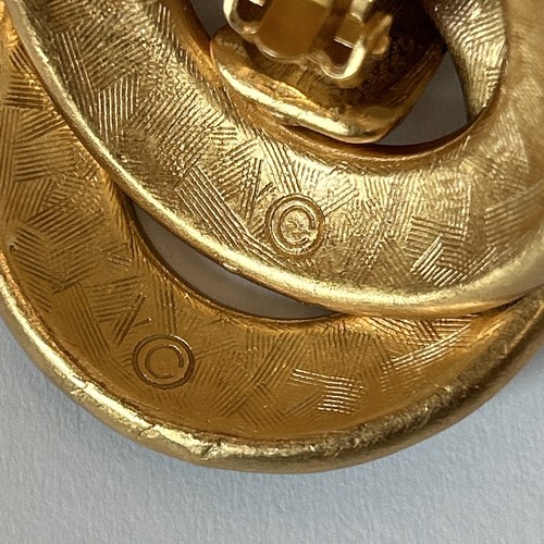 Pendientes de clip anne klein puerta esmalte negro mate tono dorado 1,75" de colección - Imagen 8 de 8