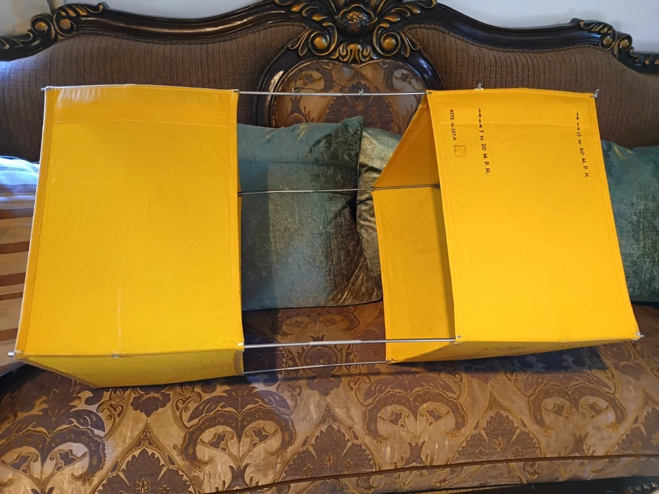 Radio cometa vintage Gibson Girl Box militar M-357-A amarillo seda Segunda Guerra Mundial Foto 2 de 4