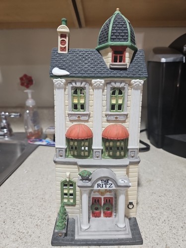 DEPT 56 Ritz Hotel - Christmas In The City - Heritage Village mit Box & Kordel