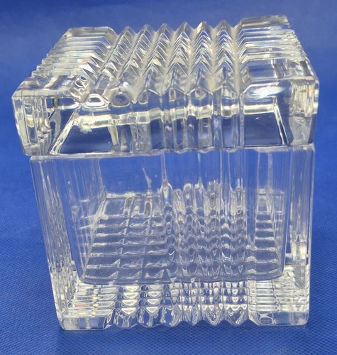 Cubo de vidrio transparente con tapa Mikasa corte diamante plomo 4x4x4" - Imagen 3 de 8