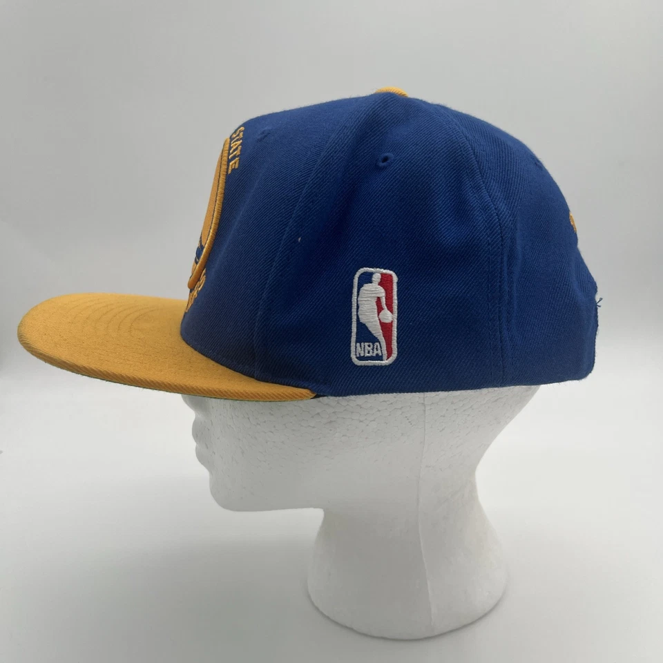 Chapéu Snap Back Mitchell & Ness Golden State Warriors NBA Azul Amarelo Tamanho Único - Imagem 2 de 4