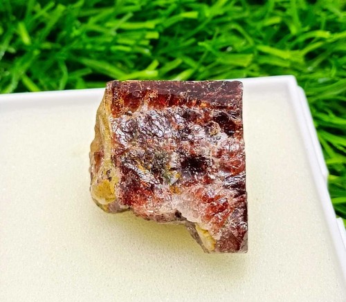 Muestra de cristal de circón áspero natural color rojo 104 quilates de Pakistán - Imagen 3 de 4