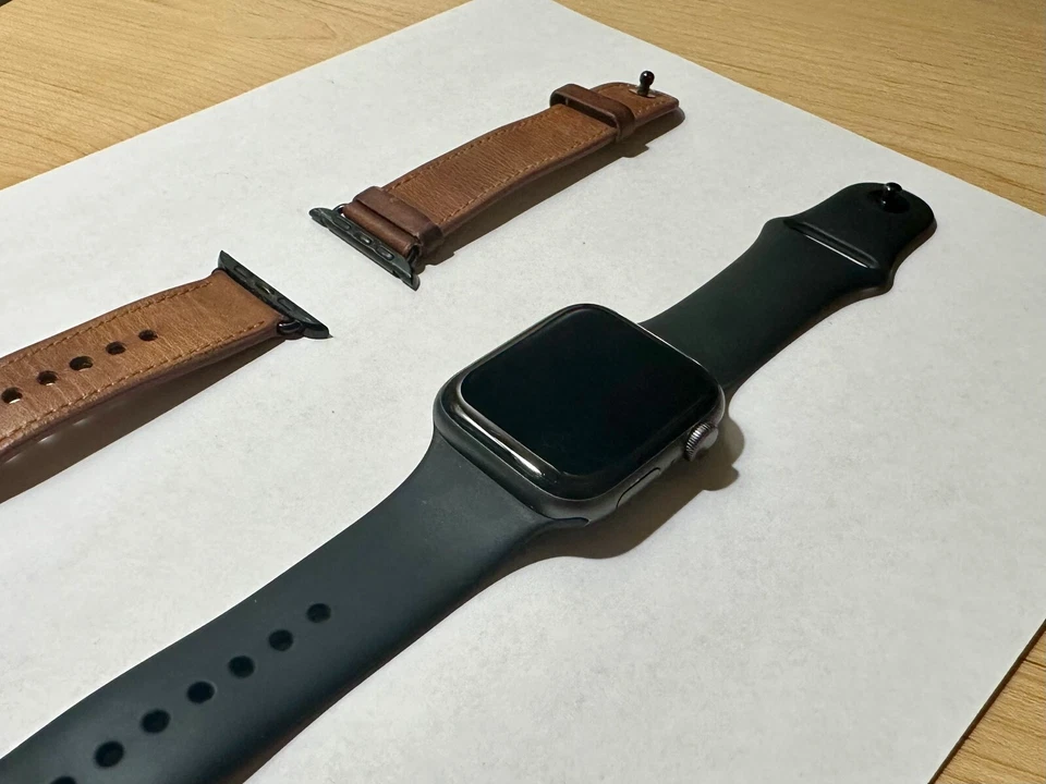 Apple Watch Series 4 44 mm GPS+LTE con correa deportiva negra y correa de cuero real Foto 3 de 4