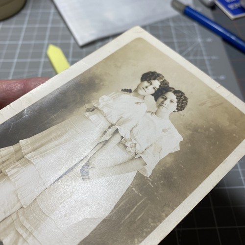 Central Texas Vintage Photo Portrait sisters holding hands - Picture 15 of 16