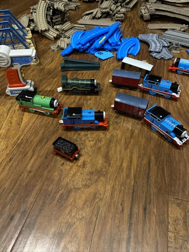 Pista Thomas And Friends enorme lotto di pezzi *PER RICAMBI O RIPARAZIONE* - Foto 2 di 14