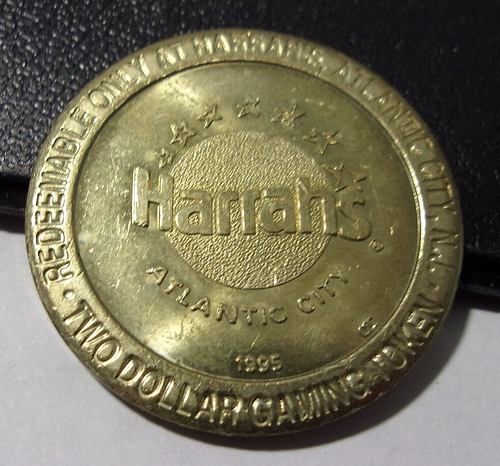 HARRAH'S HOTEL CASINO 1995 $2 TWO DOLLAR GAMING SLOT TOKEN - Atlantic City, NJ