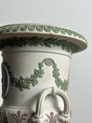 Wedgwood dreifarbige Miniatur Urne auf Ständer - Bild 7 von 8