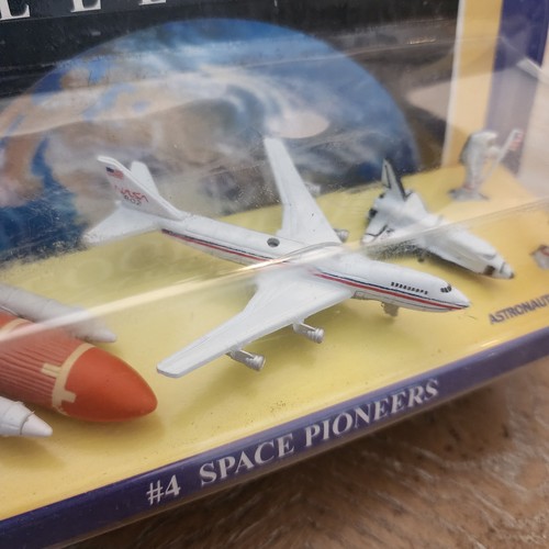 VTG 1997 Galoob National Geographic Collection Micro Machines #4 Space Pioneers - Picture 3 of 5