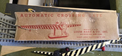 Marx 1438 Double Arm Crossing Gate with Light O Gauge and Original Box - Picture 11 of 13