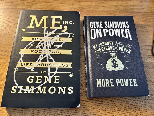Zwei signierte Gene Simmons Bücher wie abgebildet...