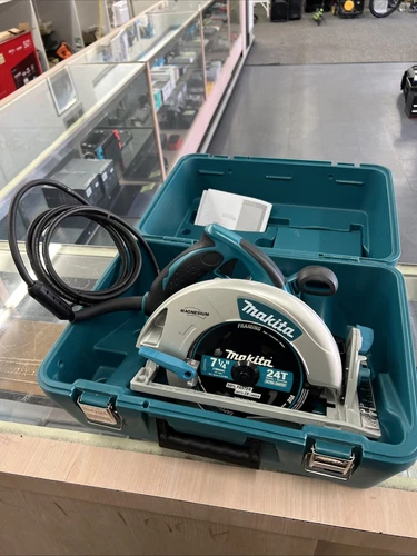 Makita 15 Amp 7-1/4 in. Corded Lightweight Circular Saw W/LED Light-Hard Case.