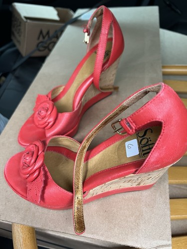 Sofft Womens Coral Leather 4" Wedge Shoes Front Flower Size 6 Red Office Siren - Picture 3 of 8