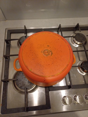 Le Creuset Volcanic Orange 24cm Round Cast Iron Casserole with Lid  - Picture 9 of 14