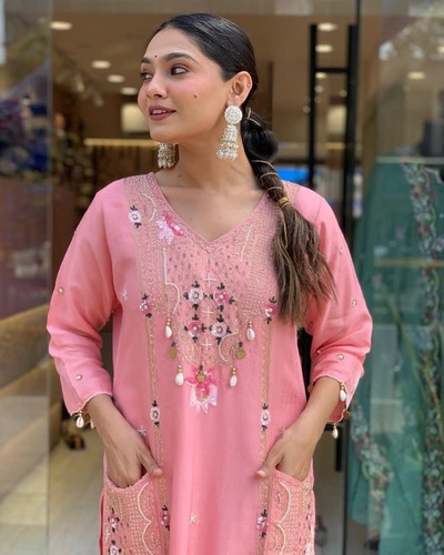 Indian Traditional Wear Designer Roman Silk Embroidered Suit With Dupatta & Pant - Bild 18 von 47