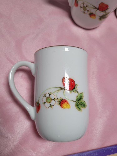 MCM Strawberries And Blooms 1970’s Otagiri Porcelain Set Of 4 Tea Or Coffee Mugs - Picture 7 of 8