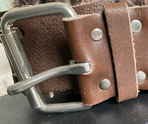 Cintura grossa boho vintage in pelle marrone in rilievo con fibbia argento - Foto 3 di 5