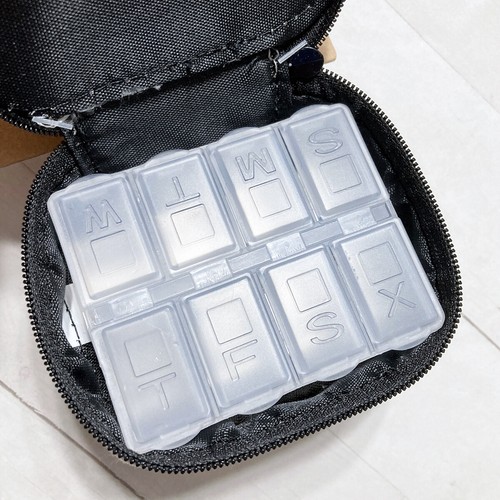 Funda de píldoras de viaje Rae Dunn con organizador de lona de diseñador de moda - Imagen 19 de 29