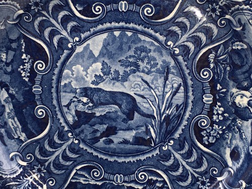 Historischer Staffordshire dunkelblaue Platte vierbeiniger Flussotter 2 verfügbar 1825 - Bild 2 von 8