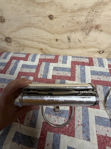 Cartera clutch vintage metálica plateada con asa de cadena de serpiente y cierre con joyas  - Imagen 8 de 14